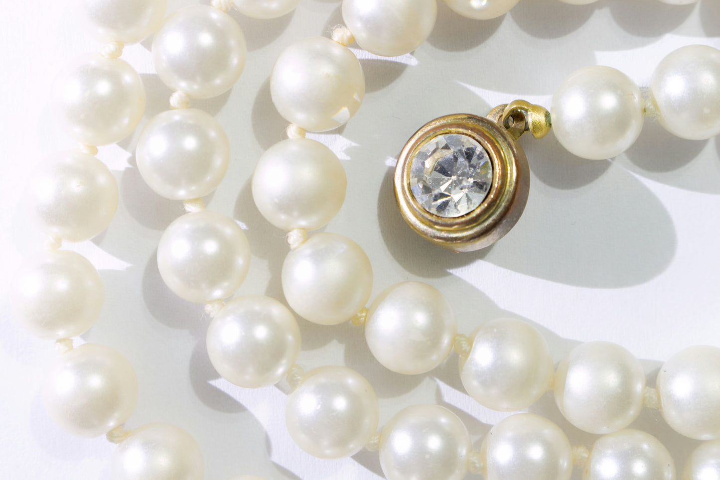 Zovellea Classic Solitaire Pendant in Gold with Pearl Chain